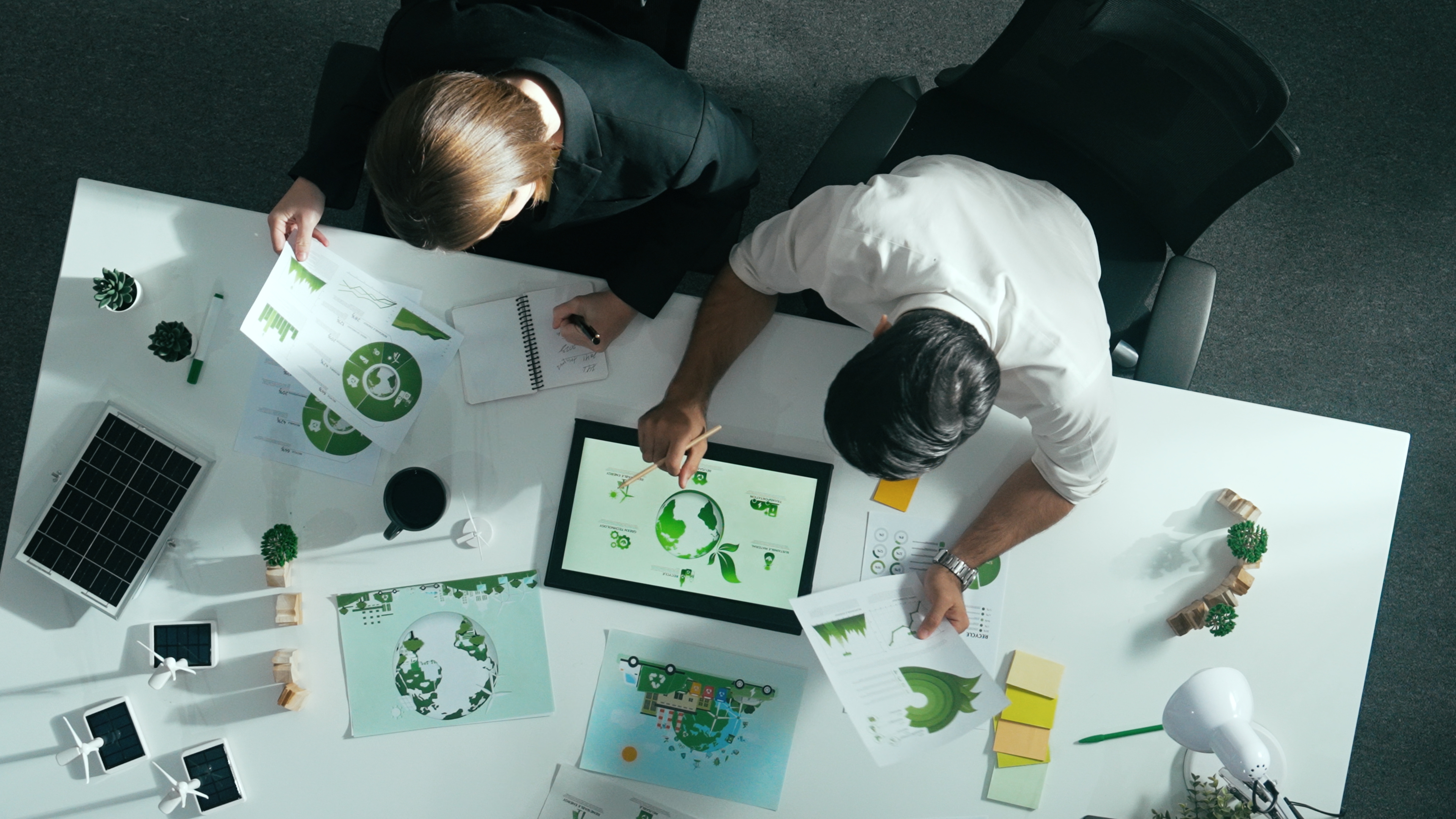 Top down view of business man present sustainable idea to manager. Alimentation.